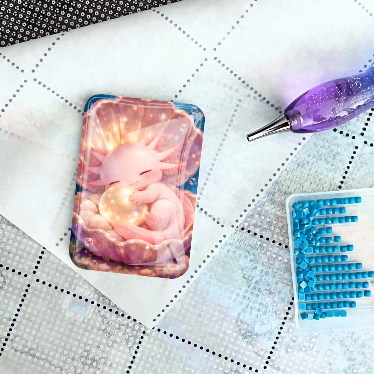 Axolotl Cover Minder auf Diamond Painting Leinwand mit Glitzer-Stift und blauen Diamanten