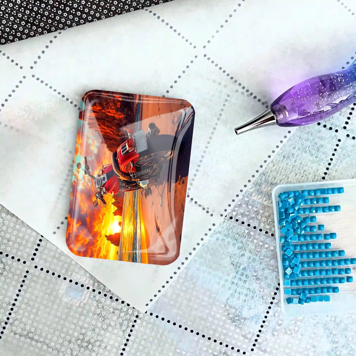 Glas Cover Minder für Diamond Painting mit Motorrad-Motiv Nächster Halt Horizont auf einer Leinwand mit Werkzeug