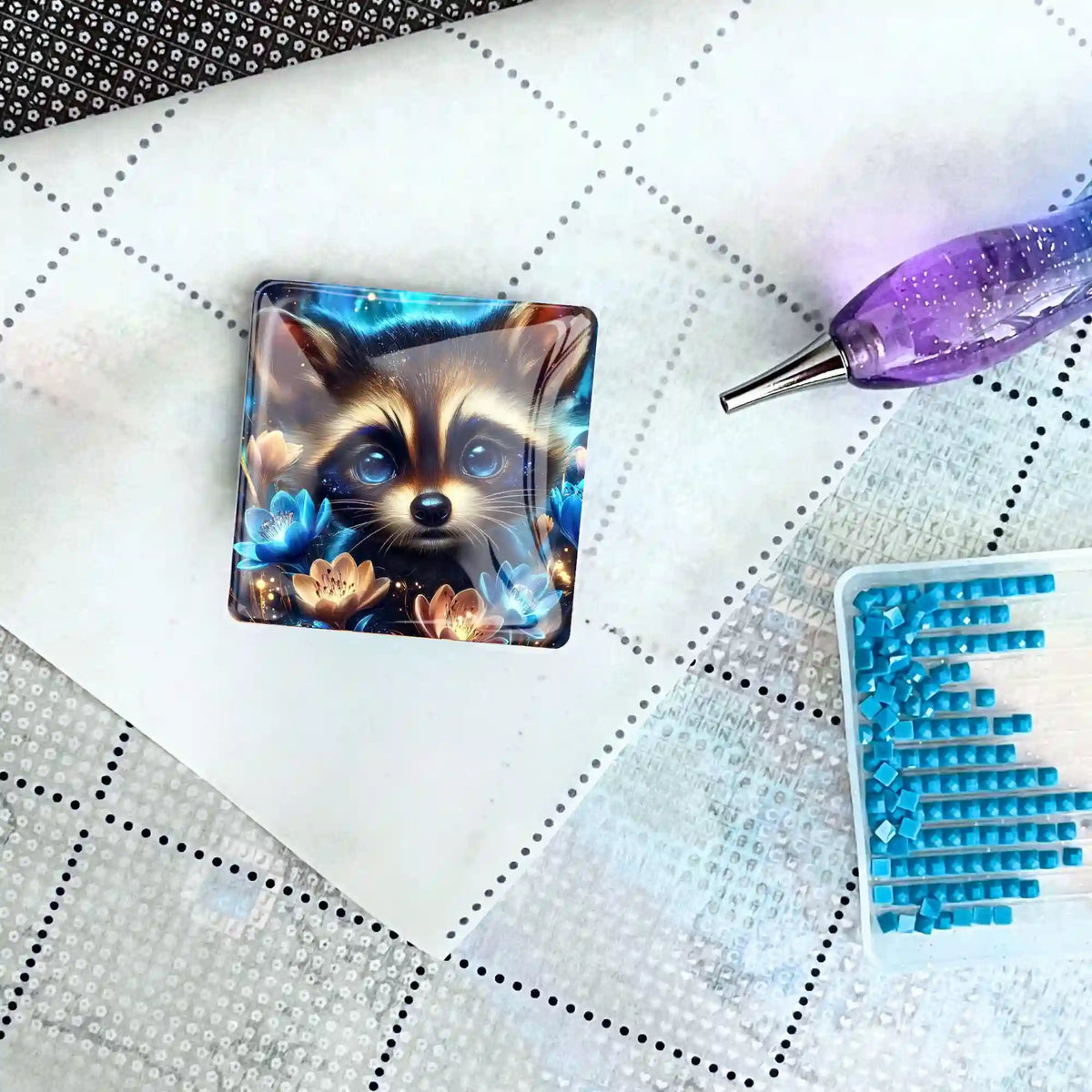 Quadratischer Diamond Painting Cover Minder mit süßem Waschbär-Motiv und glitzerndem Stift auf Leinwand