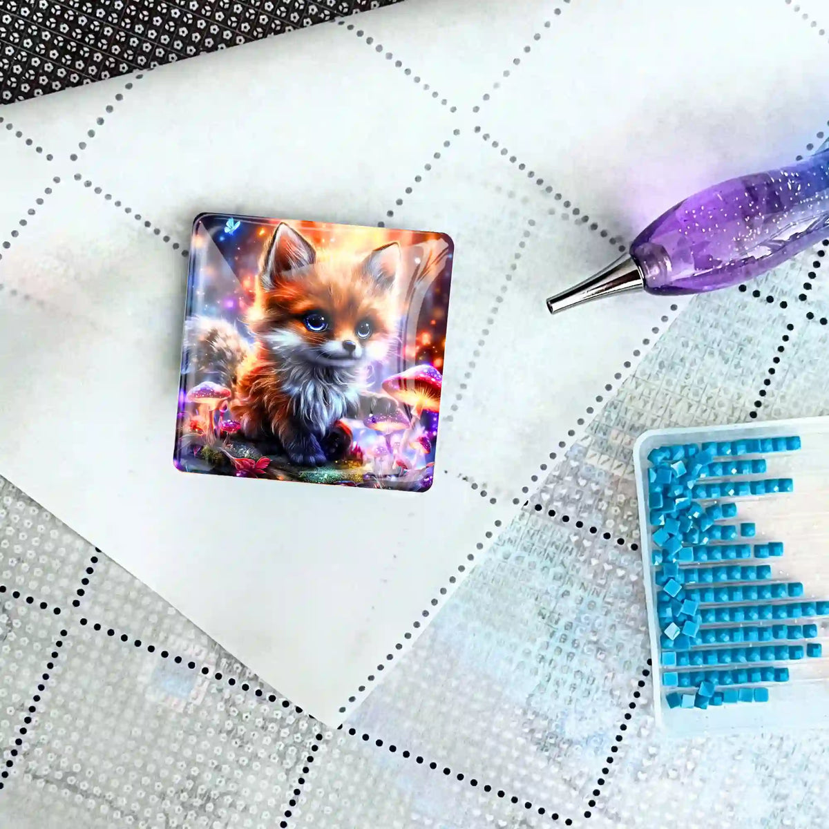 Fuchs Cover Minder für Diamond Painting auf einer Leinwand mit Stift und blauen Diamanten