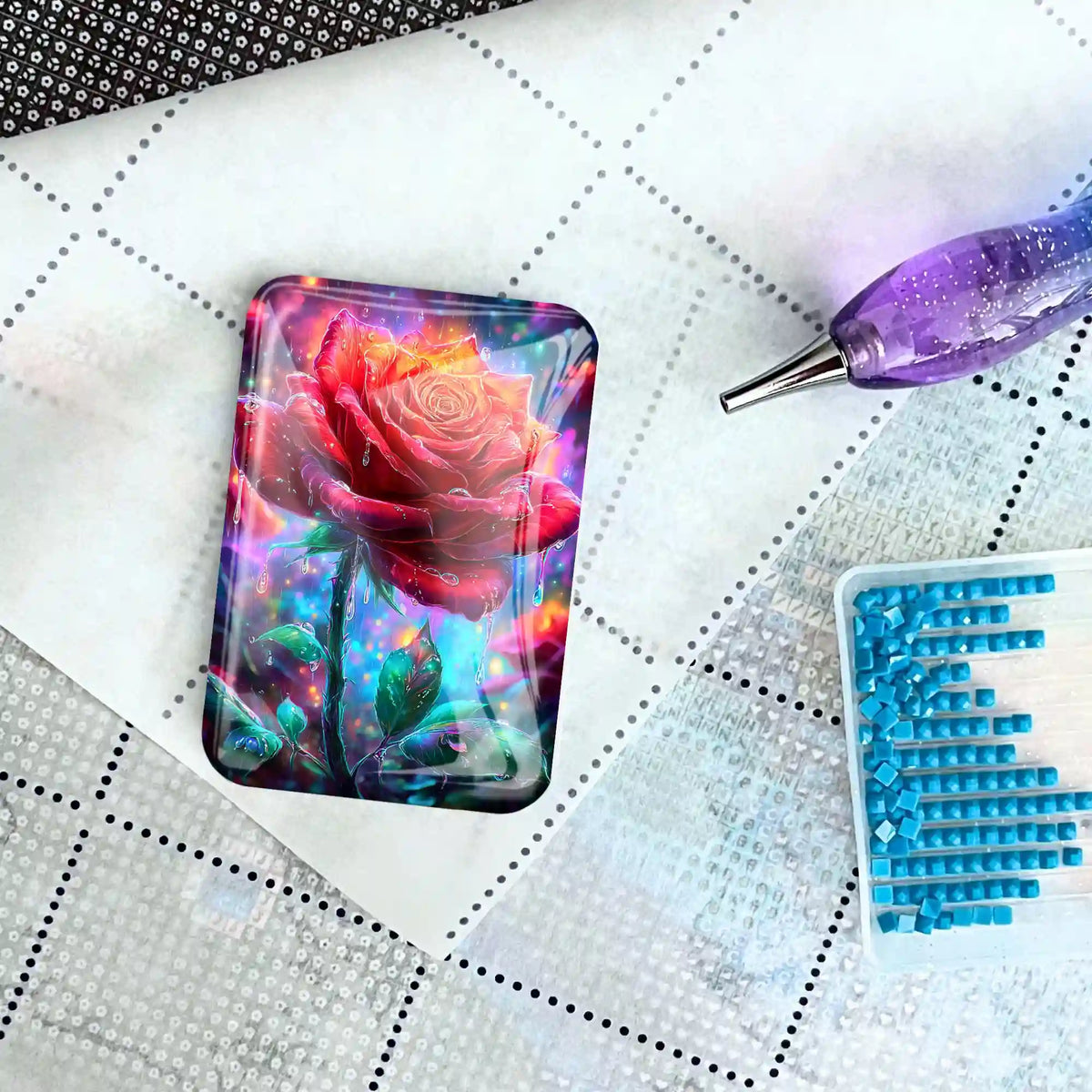 Magischer Cover Minder mit Rosenmotiv für Diamond Painting auf einer Leinwand mit Stift und Glitzersteinen