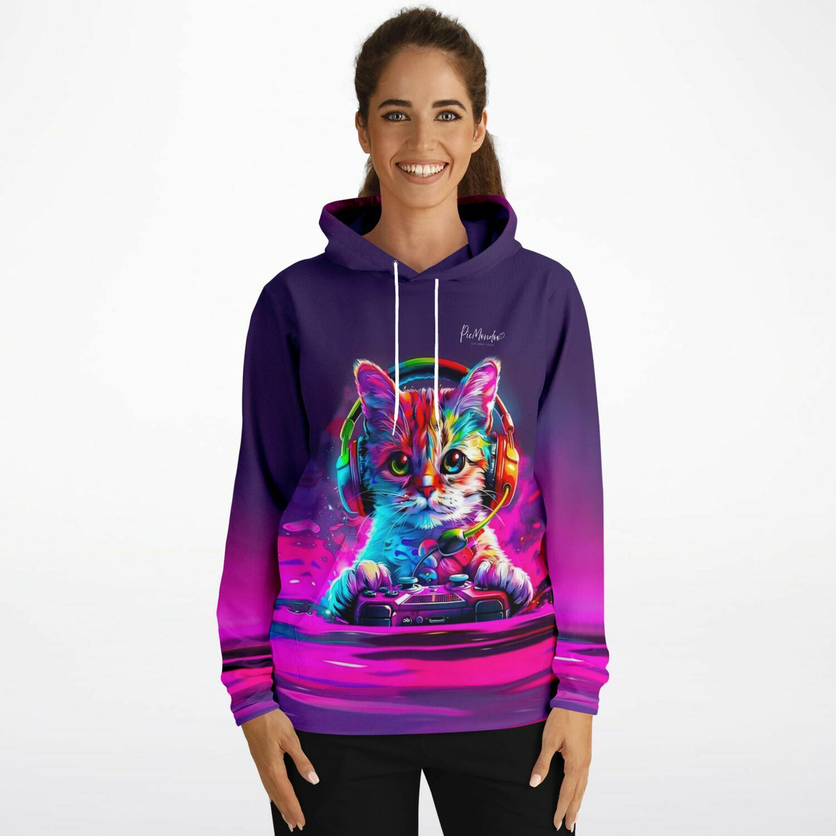 Frau trägt lila Gaming-Hoodie mit farbenfrohem Katze-Motiv, das an moderne Diamond Painting Kunst erinnert.