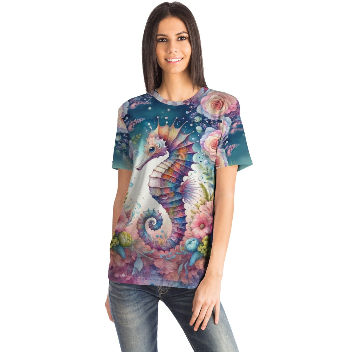 Frau trägt ein Dreamer T-Shirt mit buntem Seepferdchen und Blüten-Motiv im Stil von Diamond Painting Kunstwerken