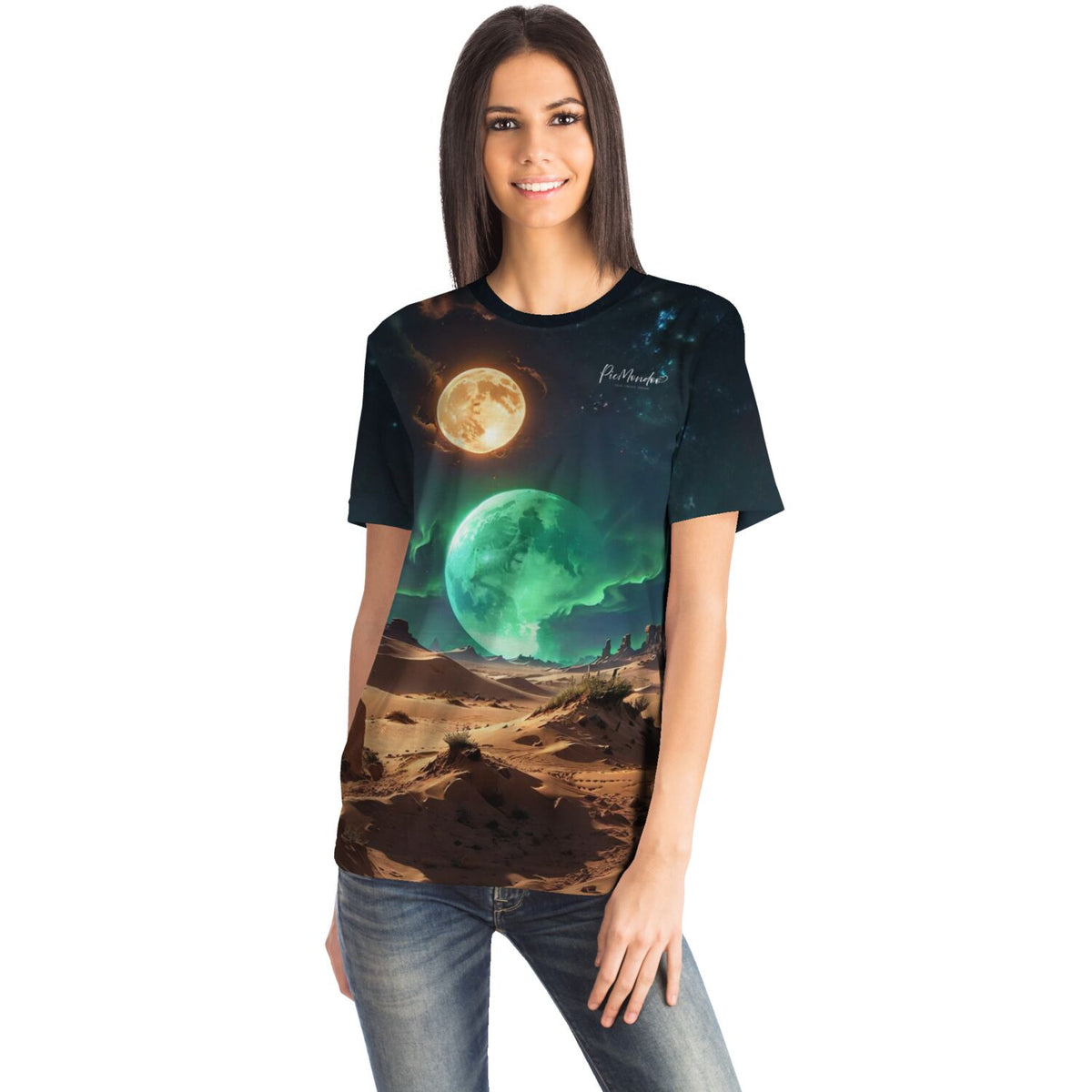 Frau trägt Dreamer T-Shirt Finsternis Limited Edition mit Weltraum-Wüstenmotiv im Design unserer Diamond Painting Sets