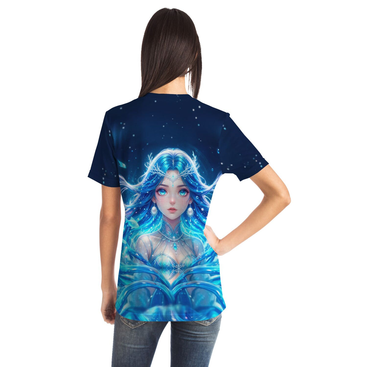 Frau trägt blaues T-Shirt mit Nerelya Hüterin der Tiefe Motiv, passend für Fans von Diamond Painting und Fan-Art.