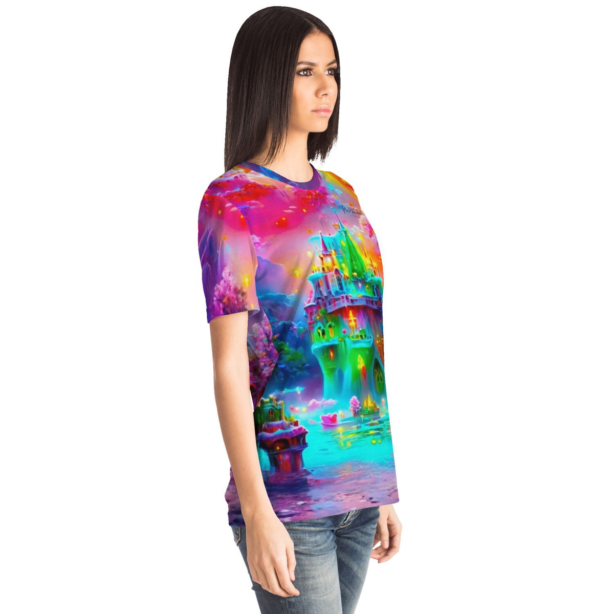 Frau trägt Dreamer T-Shirt mit buntem Märchenschloss-Motiv im Stil unserer Diamond Painting und Malen nach Zahlen Kunst