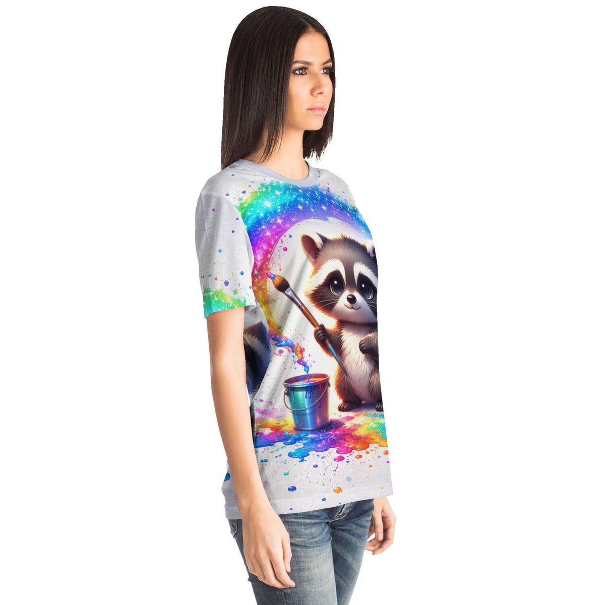 Frau trägt weißes T-Shirt mit buntem Waschbär-Motiv, inspiriert von Malen nach Zahlen und kreativen DIY-Kunstwerken