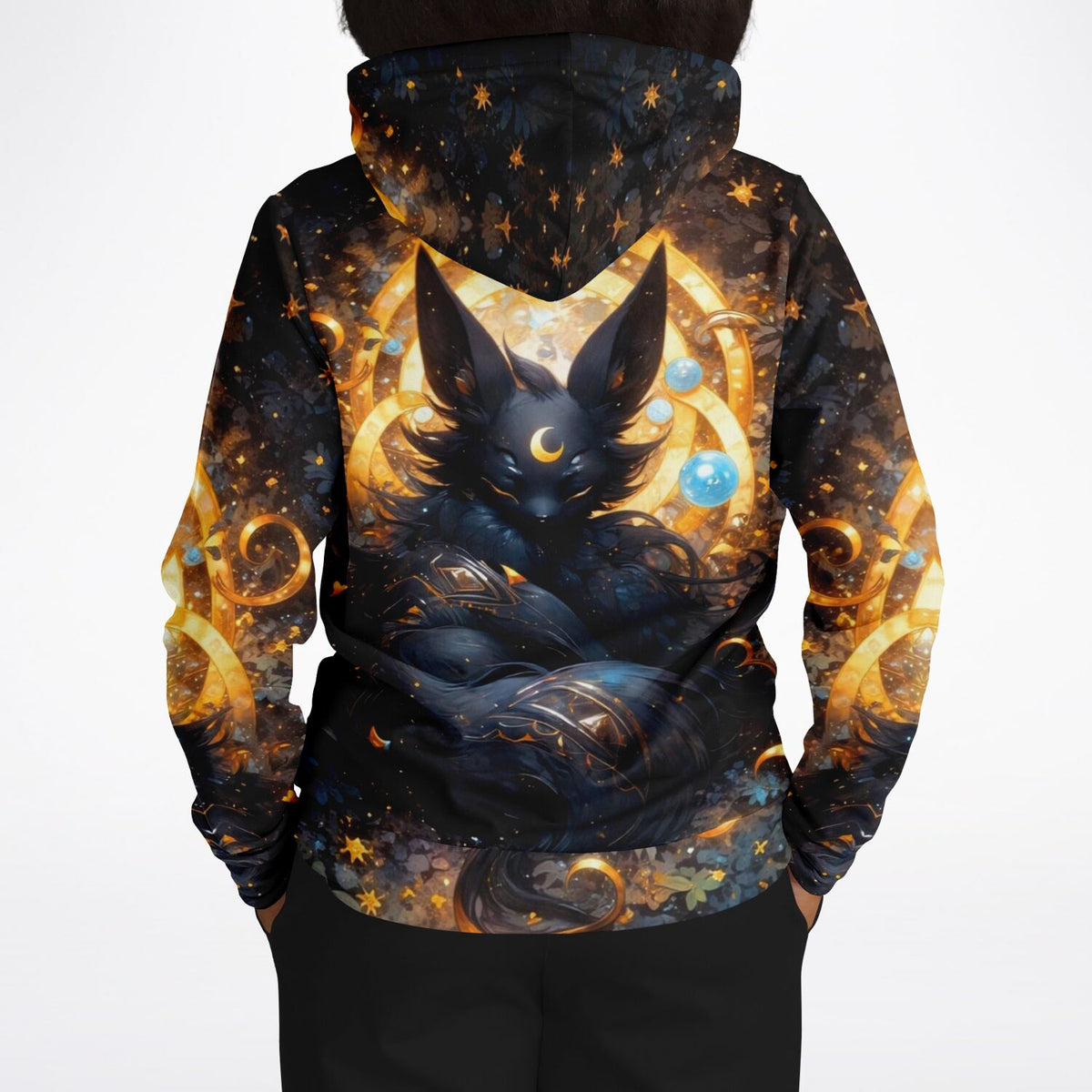Hoodie mit mystischem Nachtwesen-Motiv, goldenen Mond-Elementen und Sternen im digitalen AOP-Design