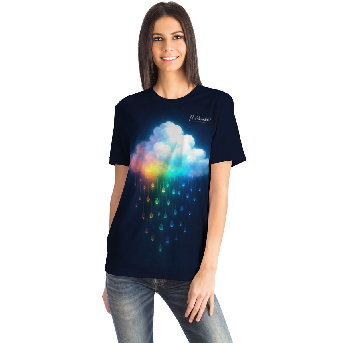 Frau trägt dunkelblaues T-Shirt mit Regenbogenwolke Motiv, passend zu künstlerischem Diamond Painting und Malen nach Zahlen