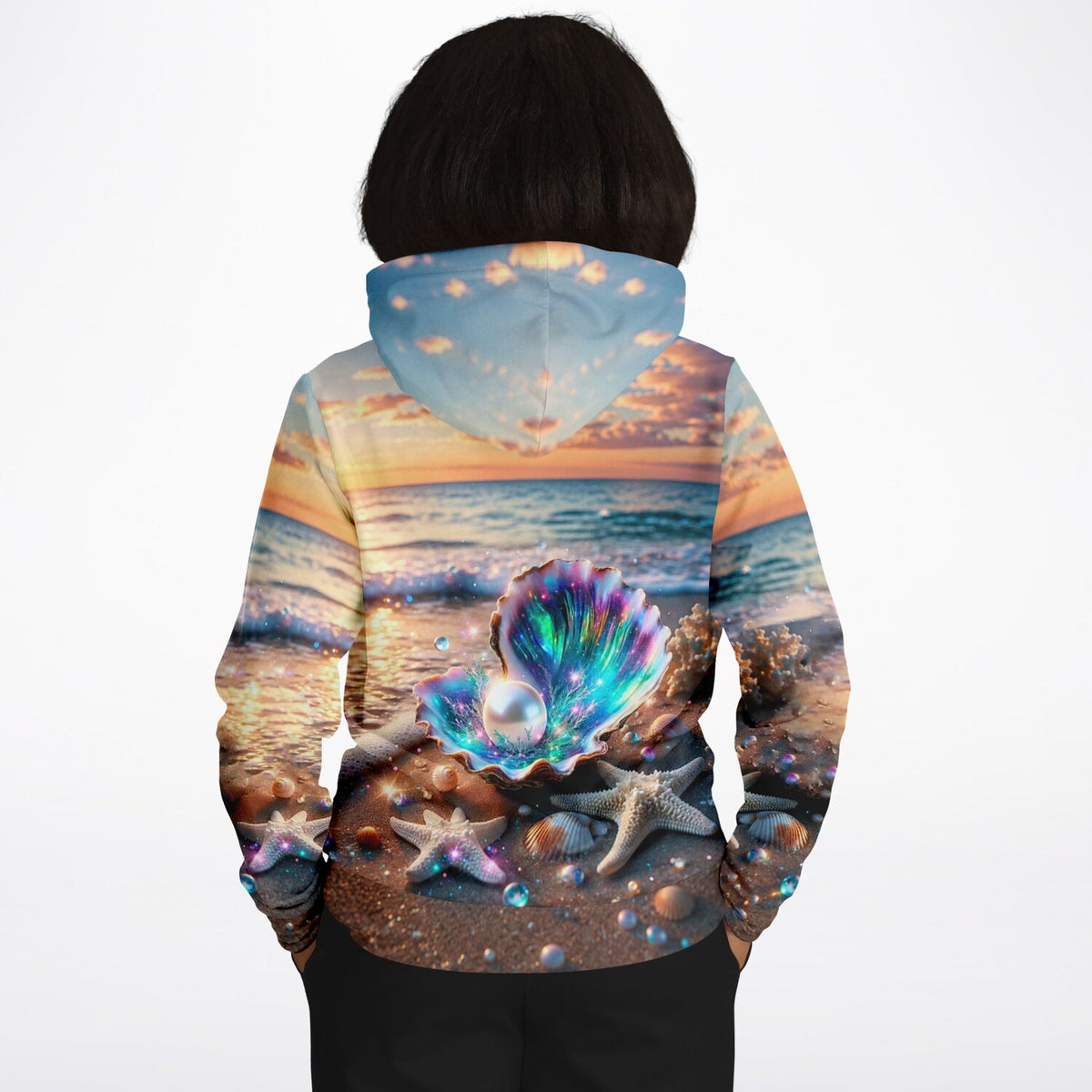 Dreamer Hoodie Innerer Schatz mit glitzerndem Muschel-Motiv im Stil von Diamond Painting am Strand bei Sonnenuntergang.