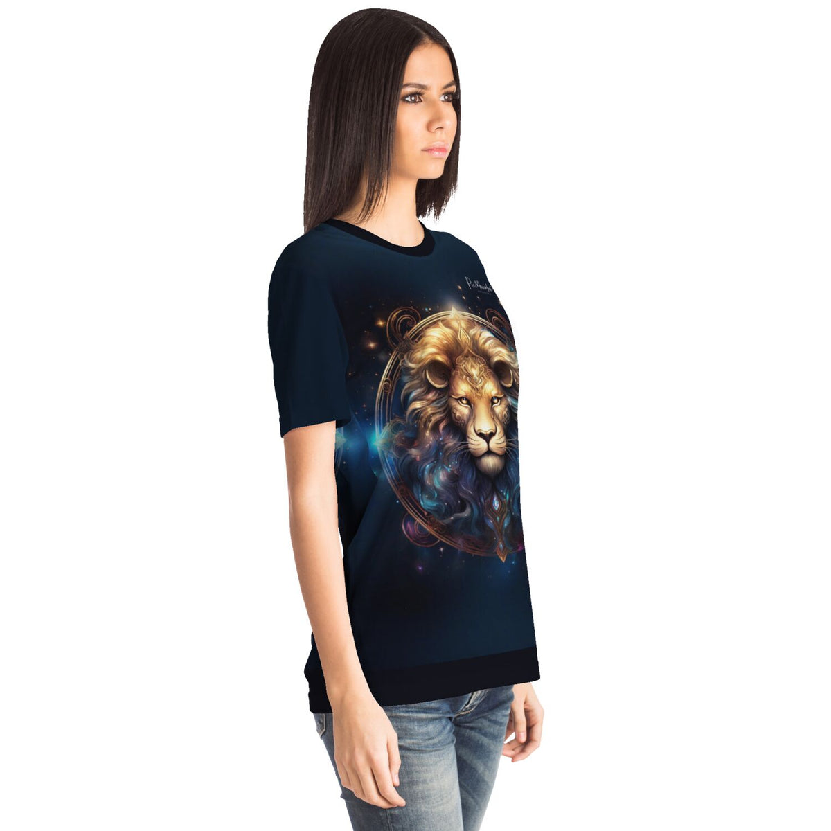 Frau trägt dunkelblaues Dreamer T-Shirt mit Löwe Sternzeichen Motiv im Stil von Diamond Painting Kunst
