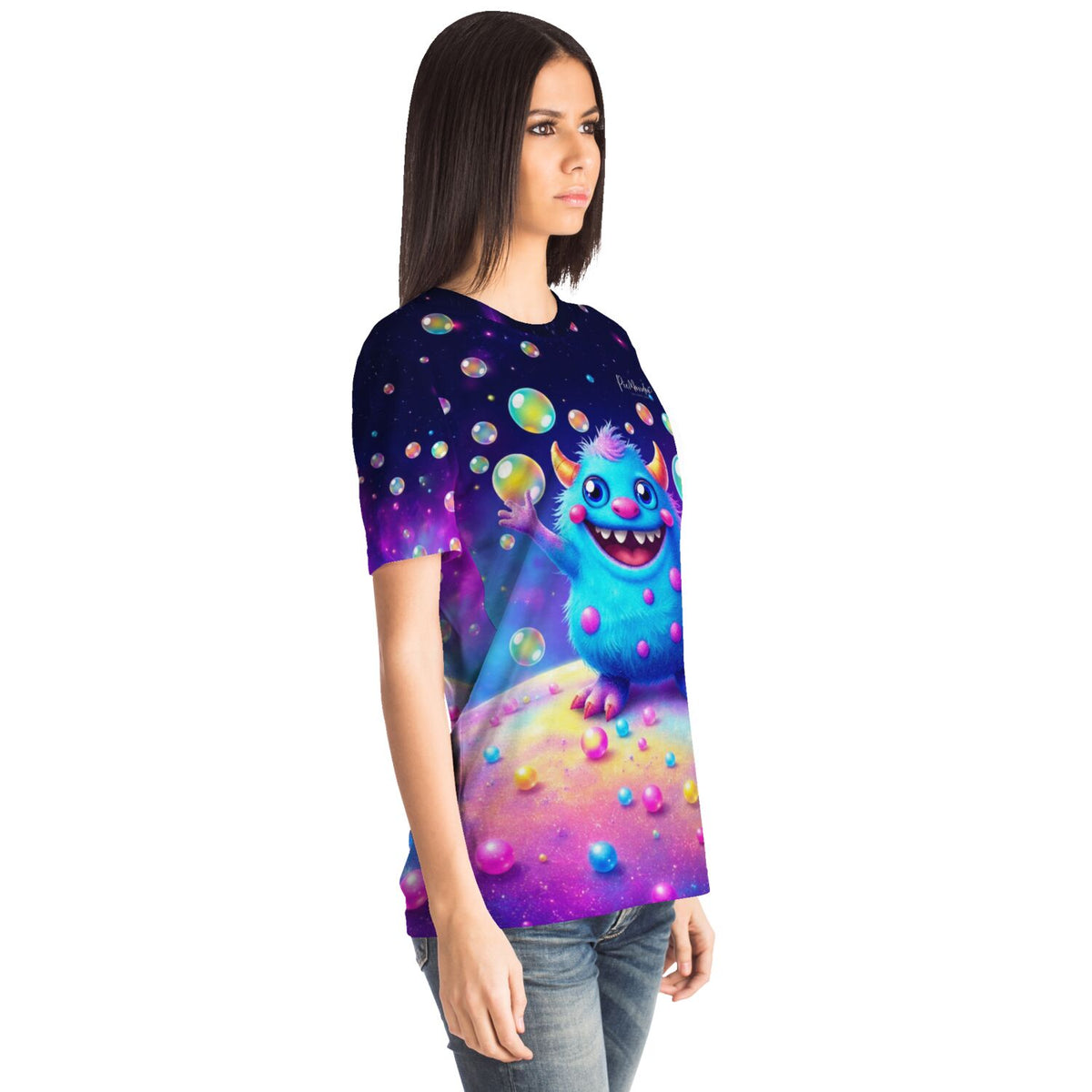 Frau trägt blaues T-Shirt mit buntem Monster-Motiv im Stile eines Diamond Painting oder Malen nach Zahlen Kunstwerks.