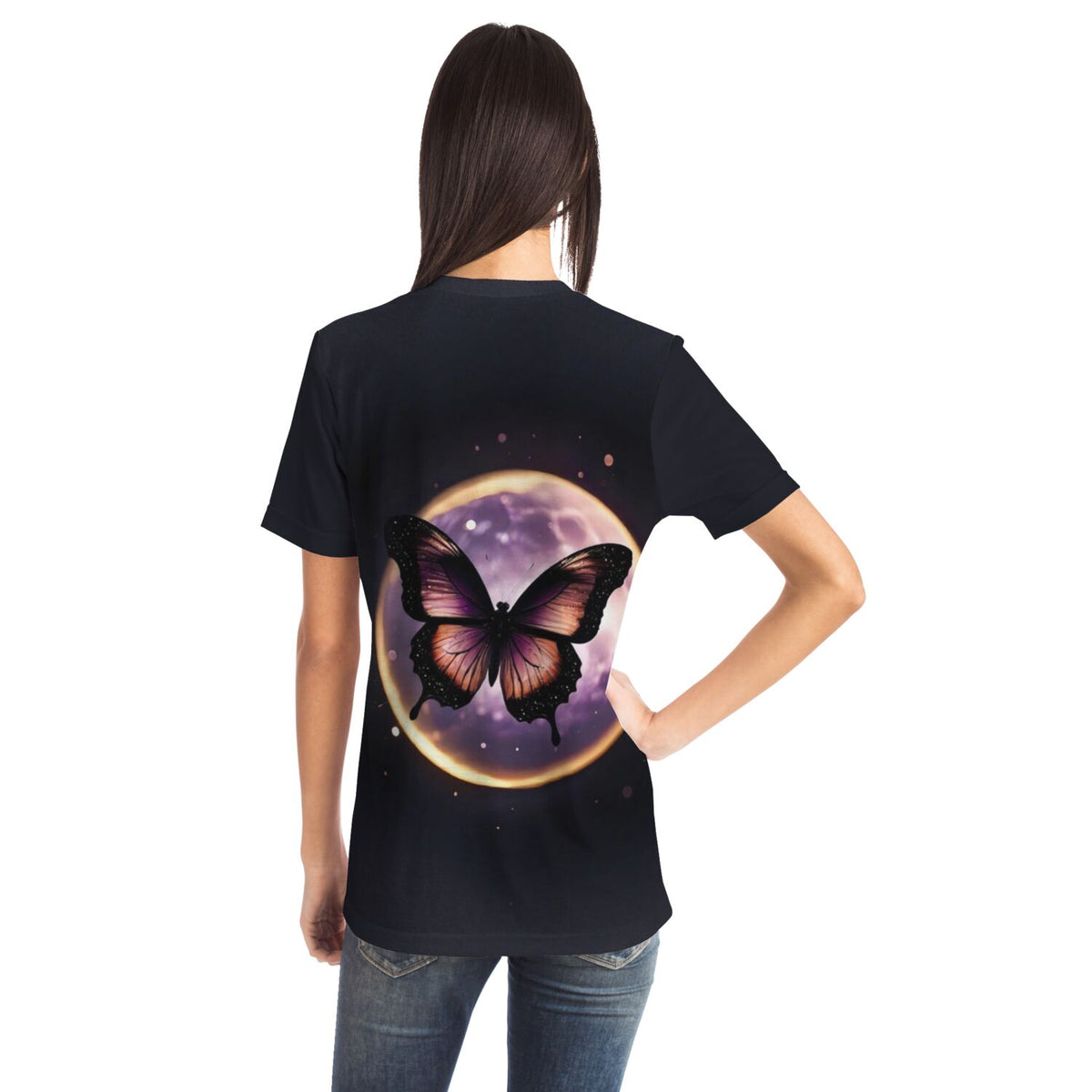 Schwarzes T-Shirt für Damen mit lila Schmetterling-Motiv vor einem leuchtenden Vollmond, passend zum kreativen DIY-Look.