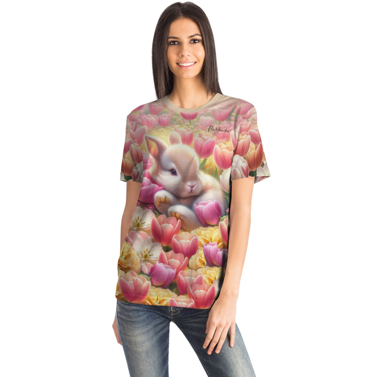 Frau trägt T-Shirt mit verträumtem Osterhäschen zwischen bunten Tulpen, Motiv inspiriert von Diamond Painting Kunstwerken.
