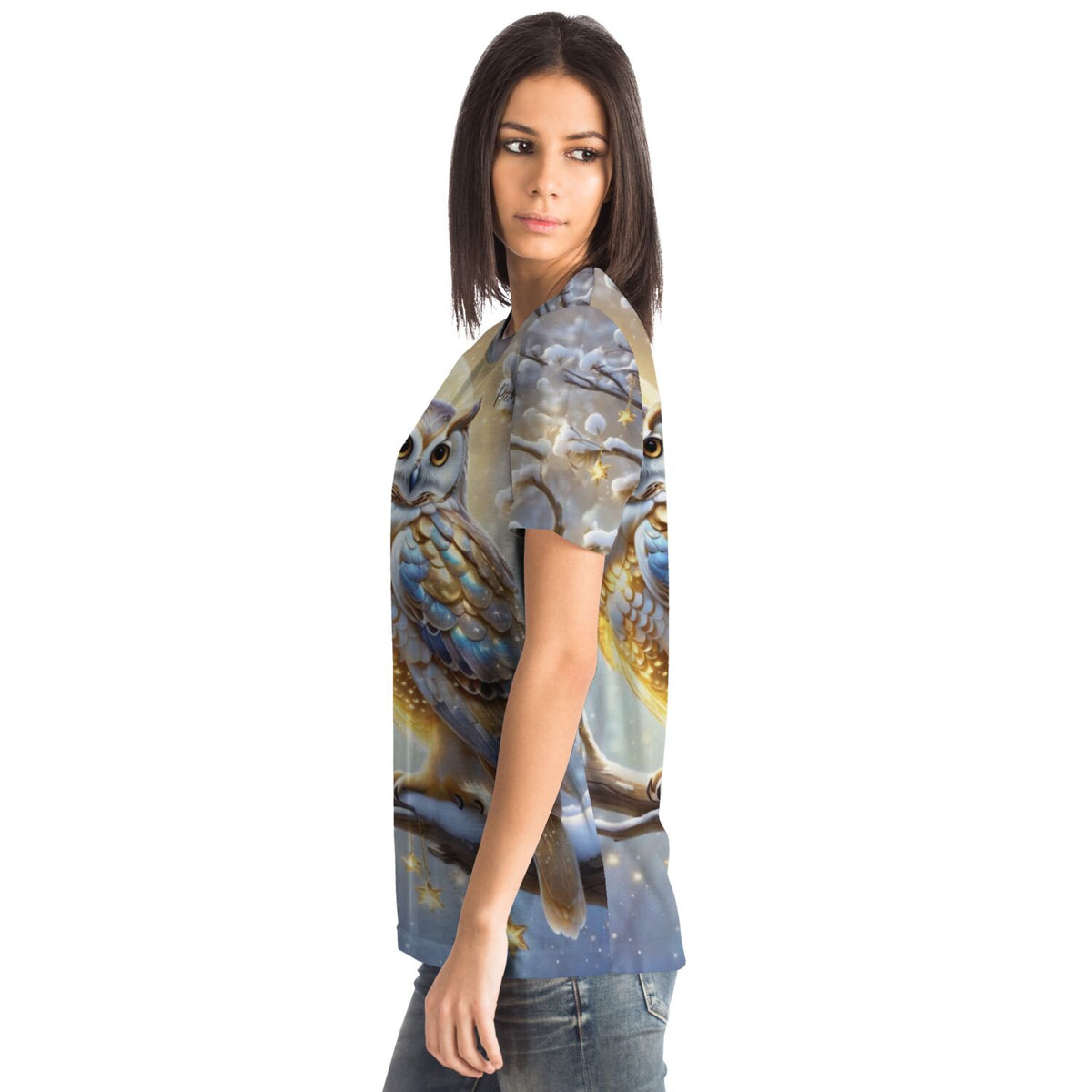 Frau trägt T-Shirt mit goldenem Schneeeulen-Motiv im Stil von Diamond Painting und Malen nach Zahlen Kunstwerken