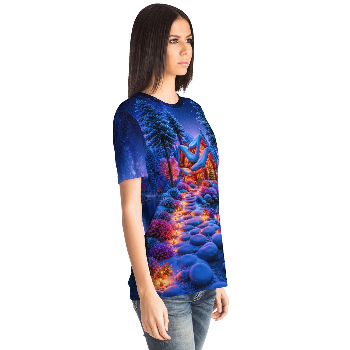 Frau trägt Dreamer T-Shirt mit weihnachtlichem Lichterwald-Motiv, das den Stil unserer Diamond Painting Sets widerspiegelt.