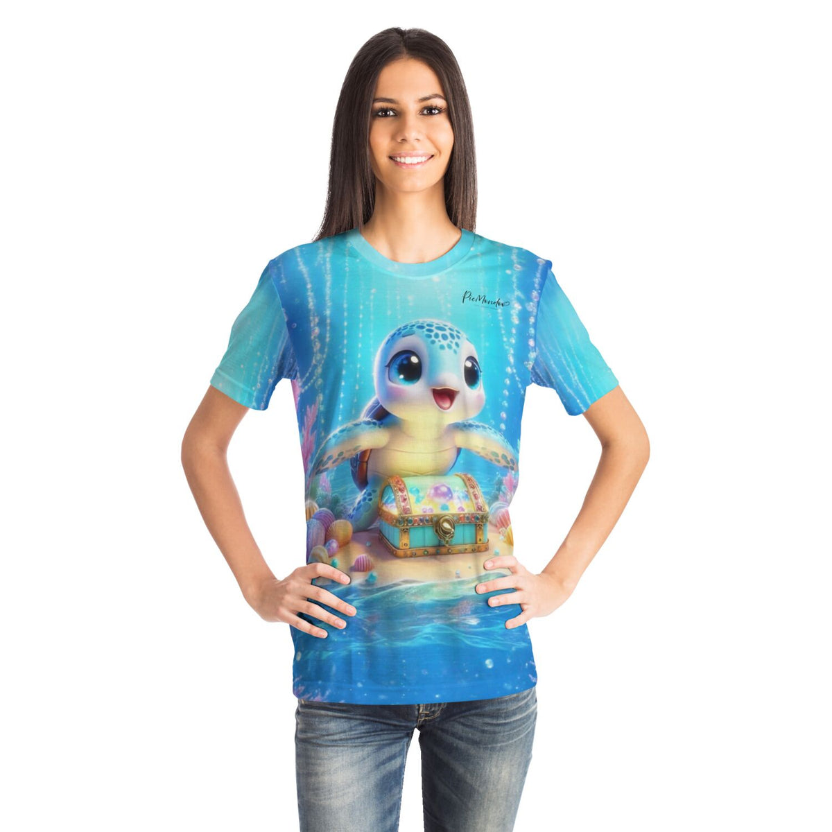 Frau trägt blaues T-Shirt mit Diamond Painting Motiv: Kleiner Schatzwächter Schildkröte im Unterwasser-Design