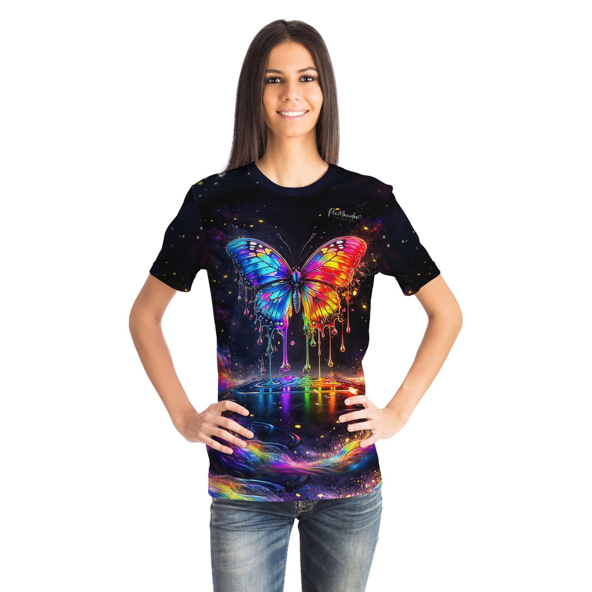 Frau trägt T-Shirt mit buntem Waterdrop-Schmetterling im Diamond Painting Stil und Malen nach Zahlen Optik