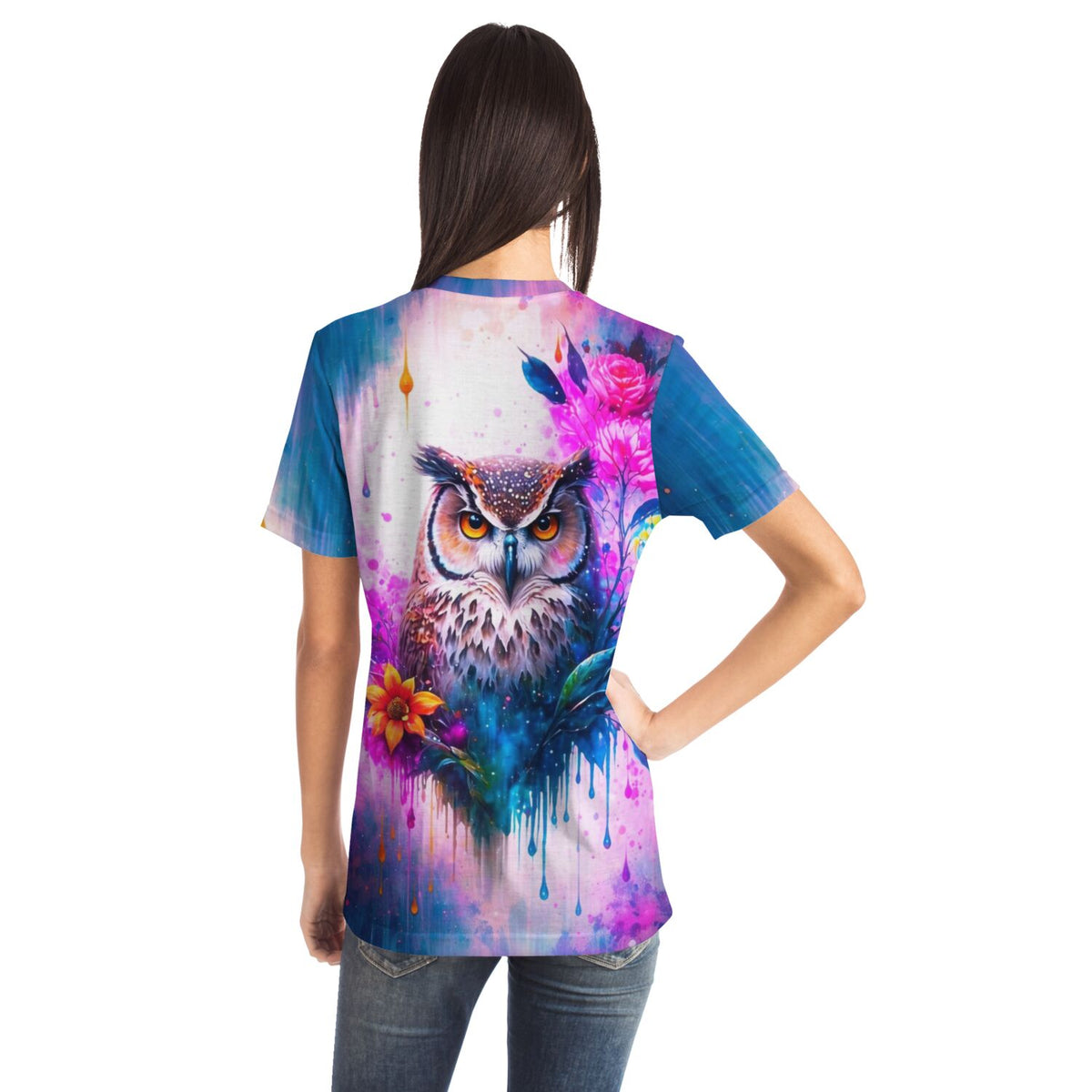 Frau trägt Eulen-T-Shirt mit farbenfrohem Design im Stil von Malen nach Zahlen und Diamond Painting Kunstwerken