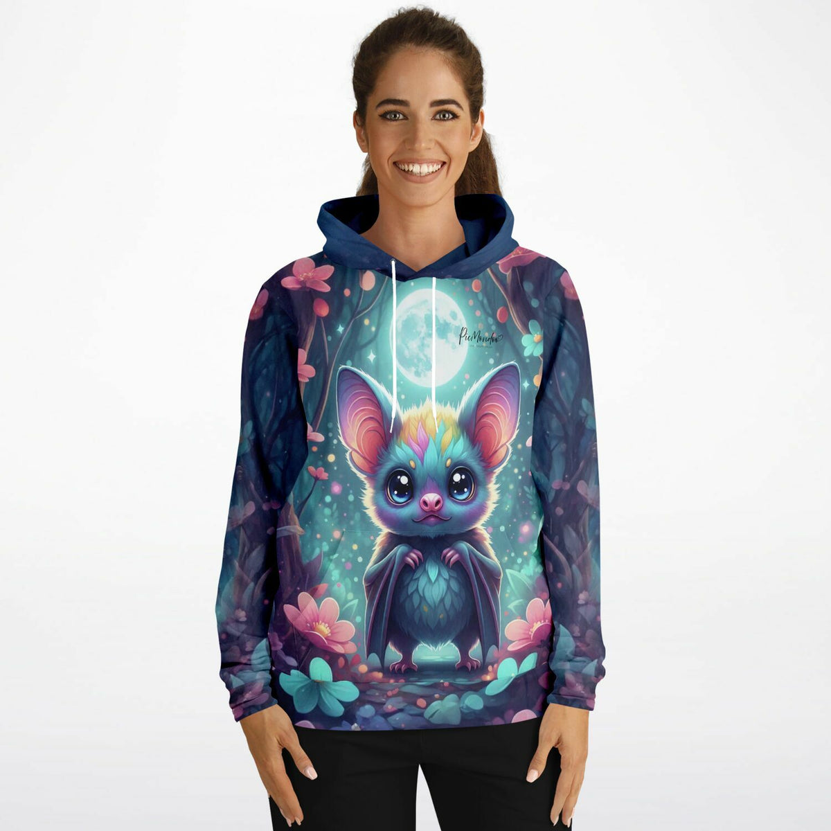 Dreamer Hoodie mit farbenfrohem Freddy Fledermaus Motiv im magischen Wald Design, ideal für Fans von kreativem Fashion.