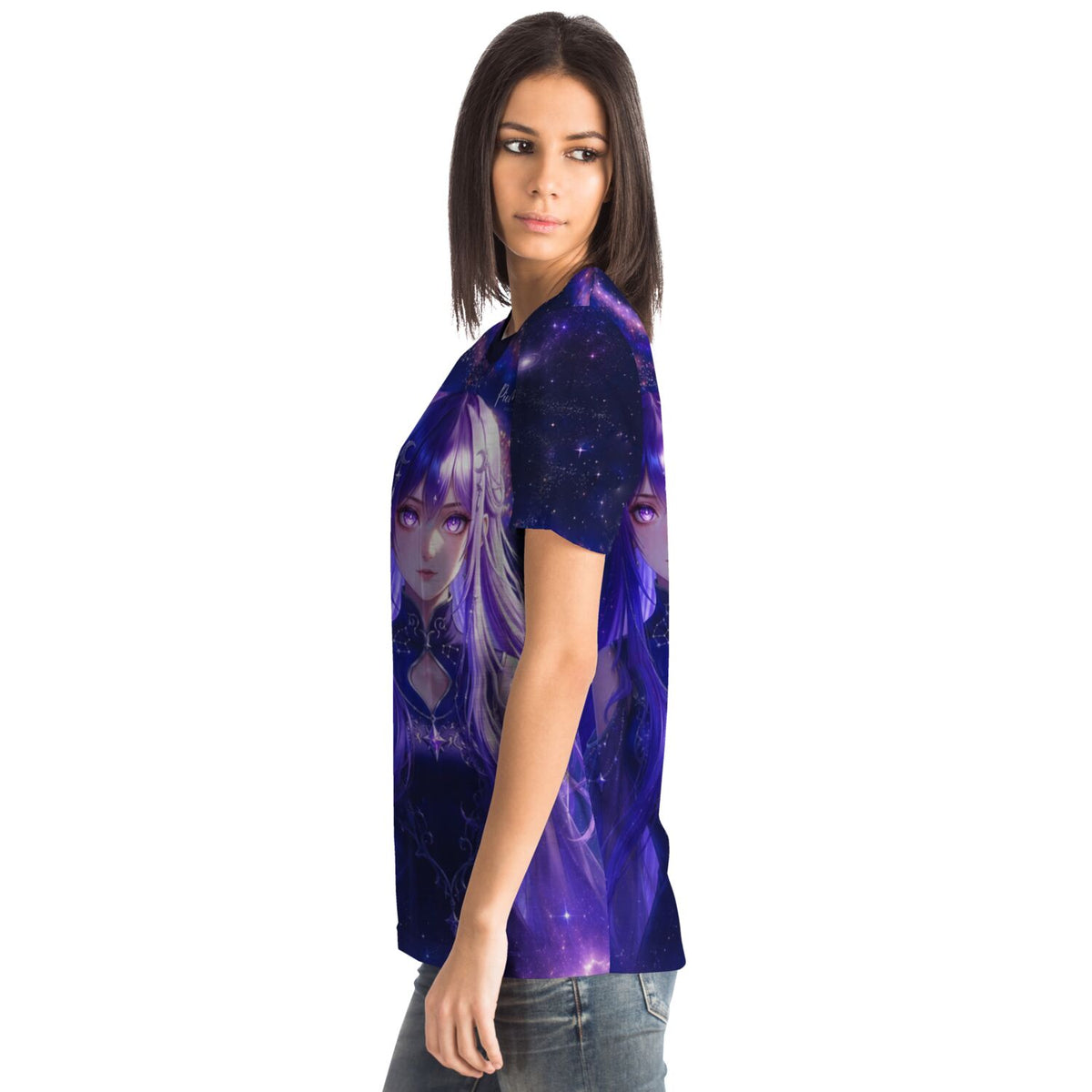 Frau trägt Dreamer T-Shirt mit lila Anime-Mädchen, Sternenhimmel und Weltraum-Motiv – perfekt für Anime-Fans