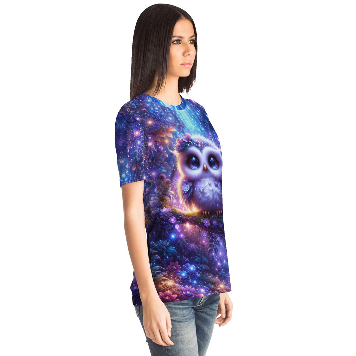 Frau trägt ein T-Shirt mit mystischem Eulen-Motiv im Stil von Diamond Painting und Malen nach Zahlen Kunstwerken