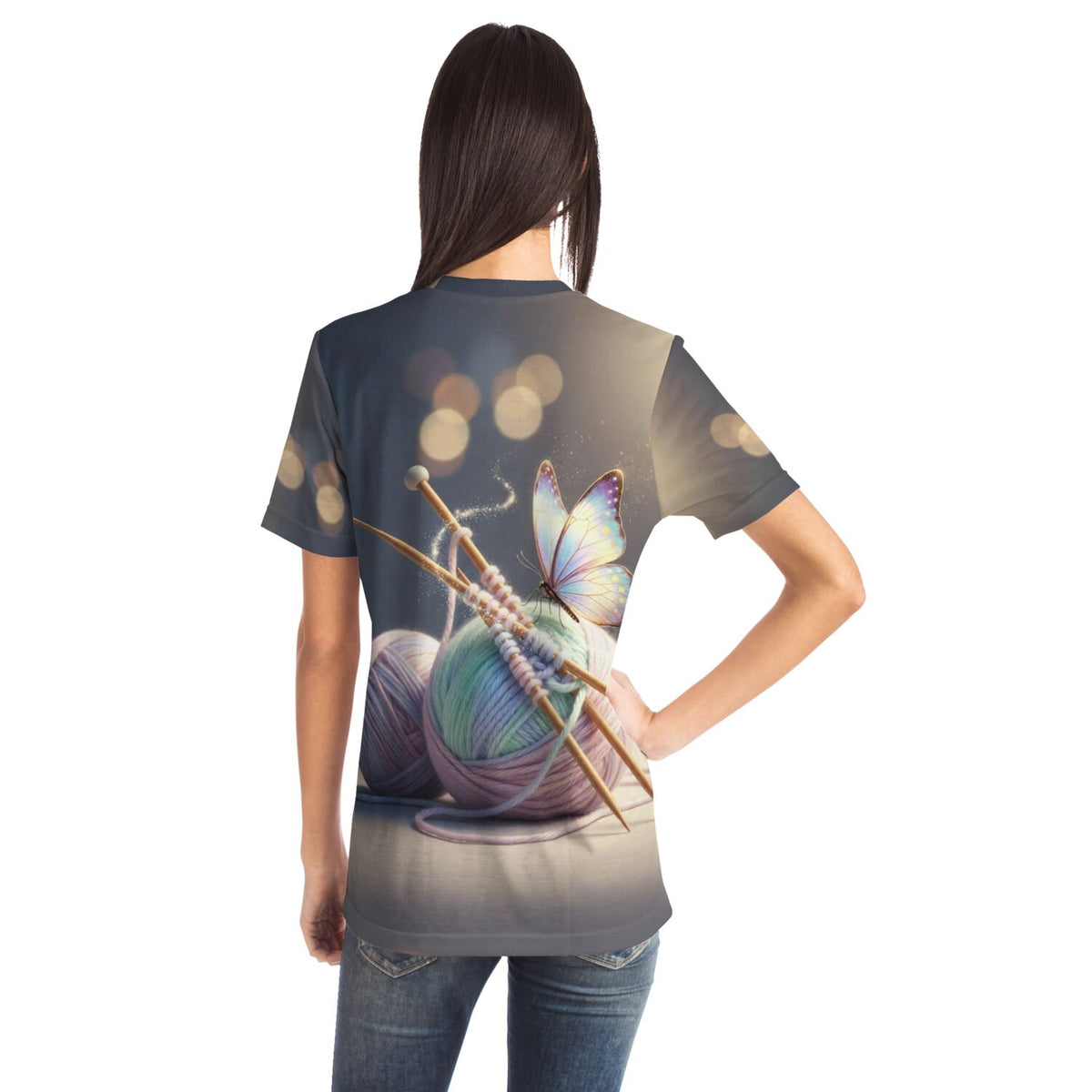 T-Shirt mit Wollknäuel-Motiv, Stricknadeln und leuchtendem Schmetterling, passend zum kreativen Hobby-Stil.
