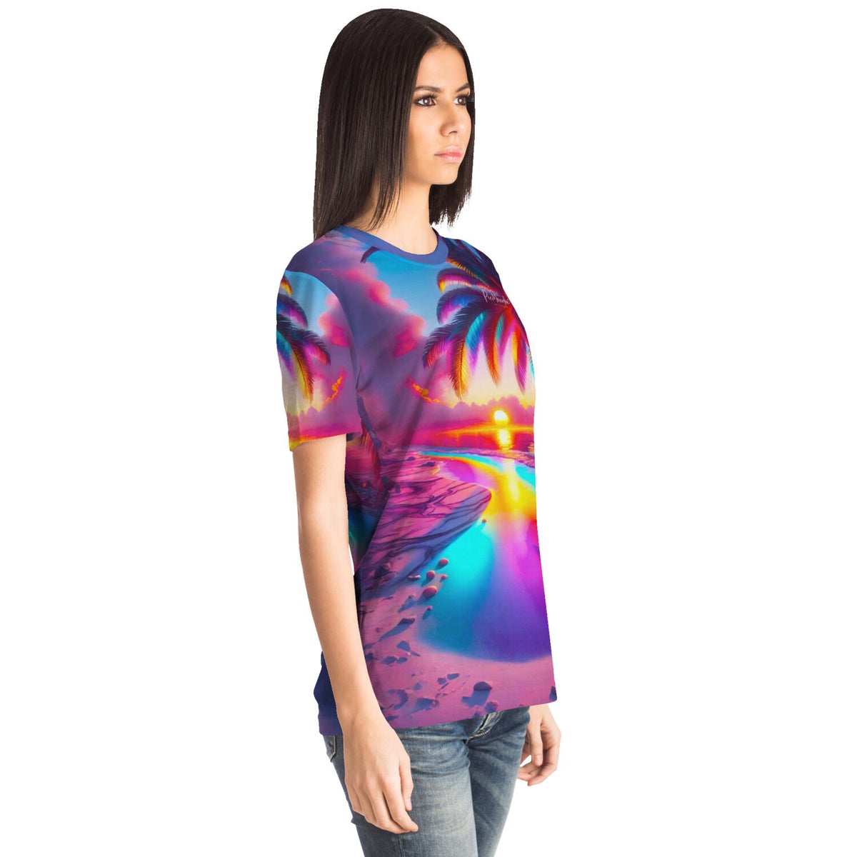 Frau trägt ein T-Shirt mit buntem Zauberstrand-Motiv, inspiriert durch Diamond Painting und Malen nach Zahlen Kunststile.
