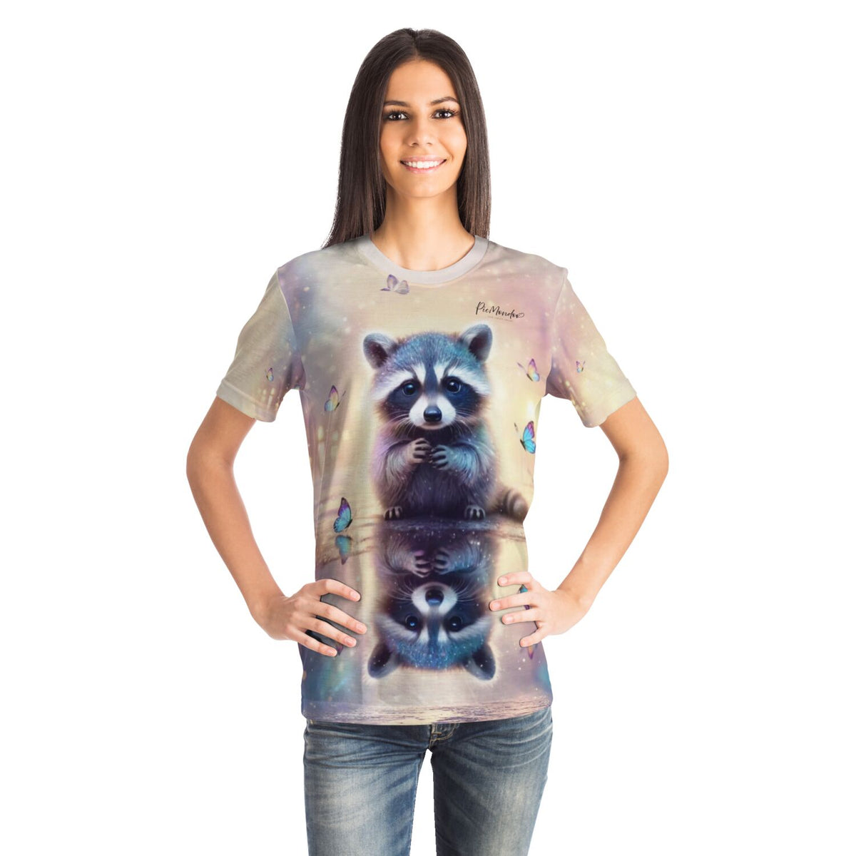 Frau trägt T-Shirt mit Waschbär Bubby Motiv, bekannt aus unseren Diamond Painting und Malen nach Zahlen Kollektionen.