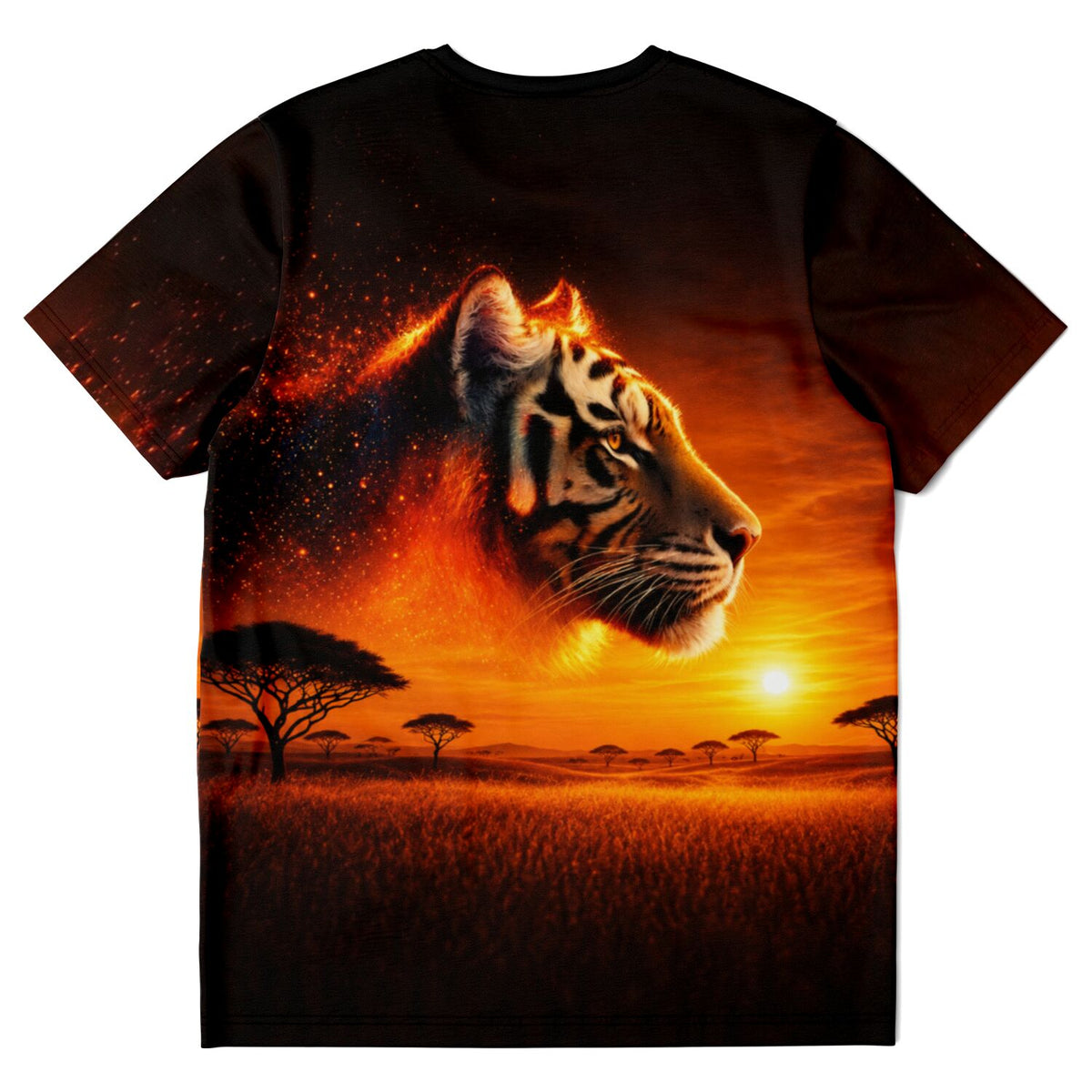 Schwarzes T-Shirt mit flammendem Tiger-Motiv vor afrikanischer Savanne, perfekt für Fans von Malen nach Zahlen und Kunst.