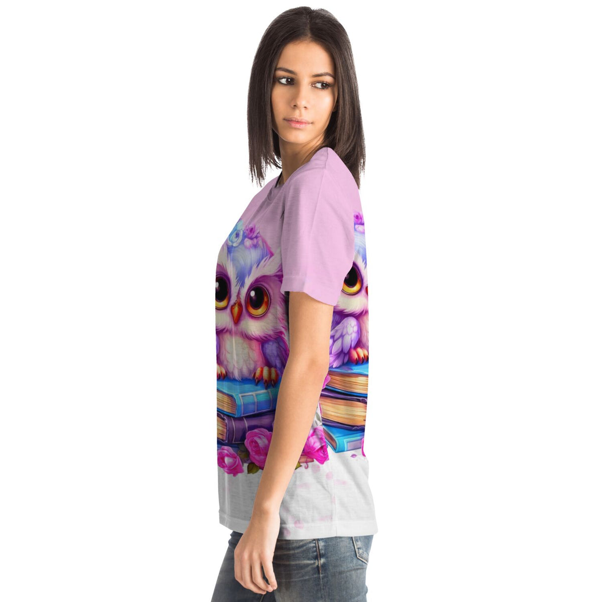 Frau trägt rosa T-Shirt mit süßem Büchereulen-Motiv im Stil von Diamond Painting und Malen nach Zahlen Designs