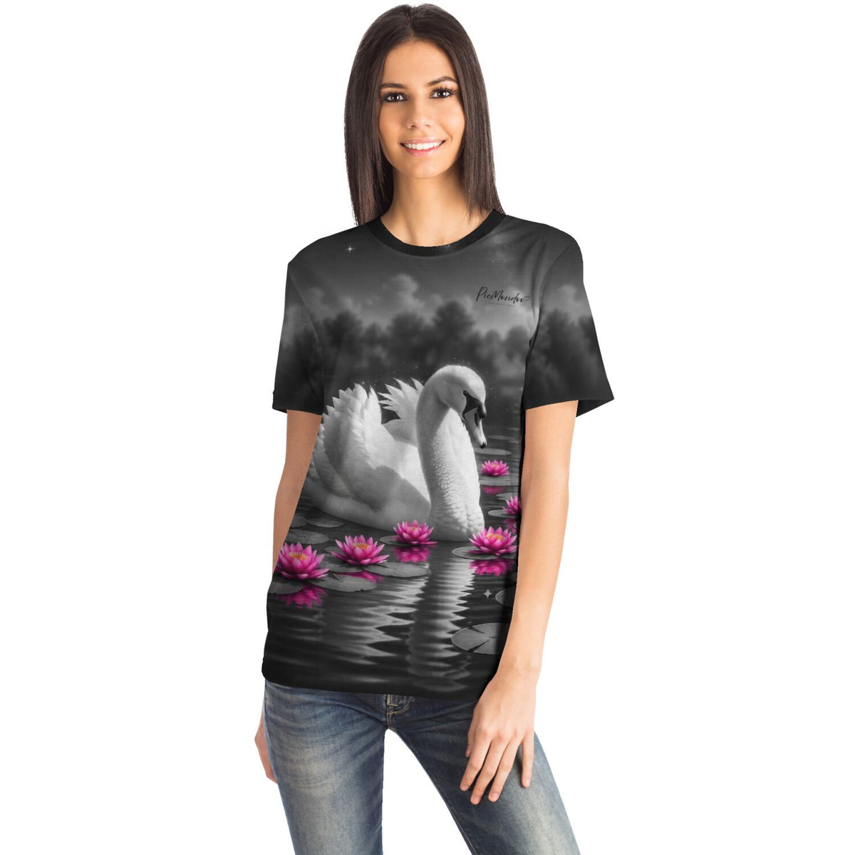 Frau trägt Dreamer T-Shirt mit Schwan auf See Motiv, passend zu Diamond Painting und Malen nach Zahlen Designs