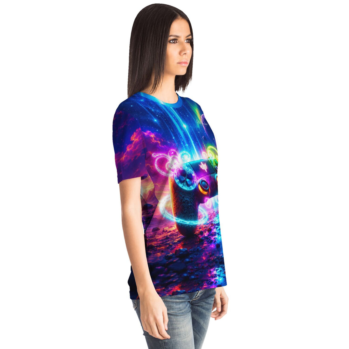 Frau trägt Dreamer T-Shirt mit buntem Gaming-Controller Motiv im Weltraum-Design für Fans von Diamond Painting Gaming