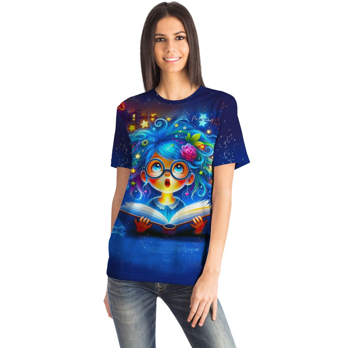 Frau trägt ein blaues T-Shirt mit dem bunten Motiv 'Lesemaus Josephine', inspiriert von Diamond Painting Kunstwerken.