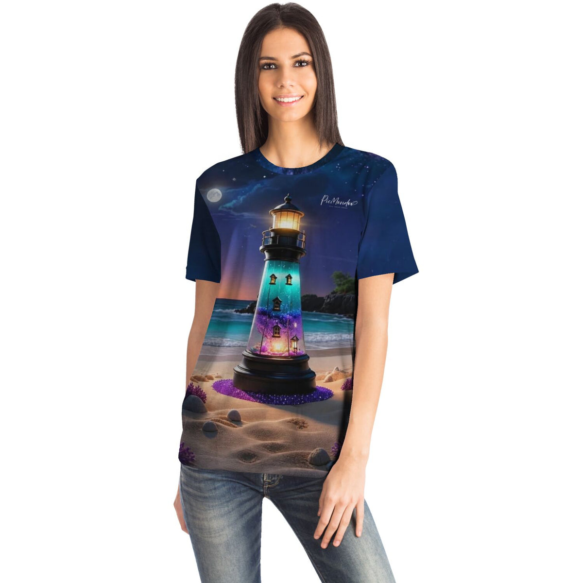 Frau trägt Dreamer T-Shirt mit Leuchtturm-Motiv im Stil von Diamond Painting und Malen nach Zahlen für DIY-Fans