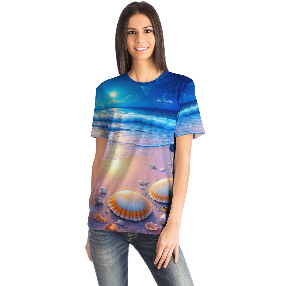 Frau trägt ein T-Shirt mit Diamond Painting Motiv: Strand mit Muscheln im Nachtglanz bei Mondschein