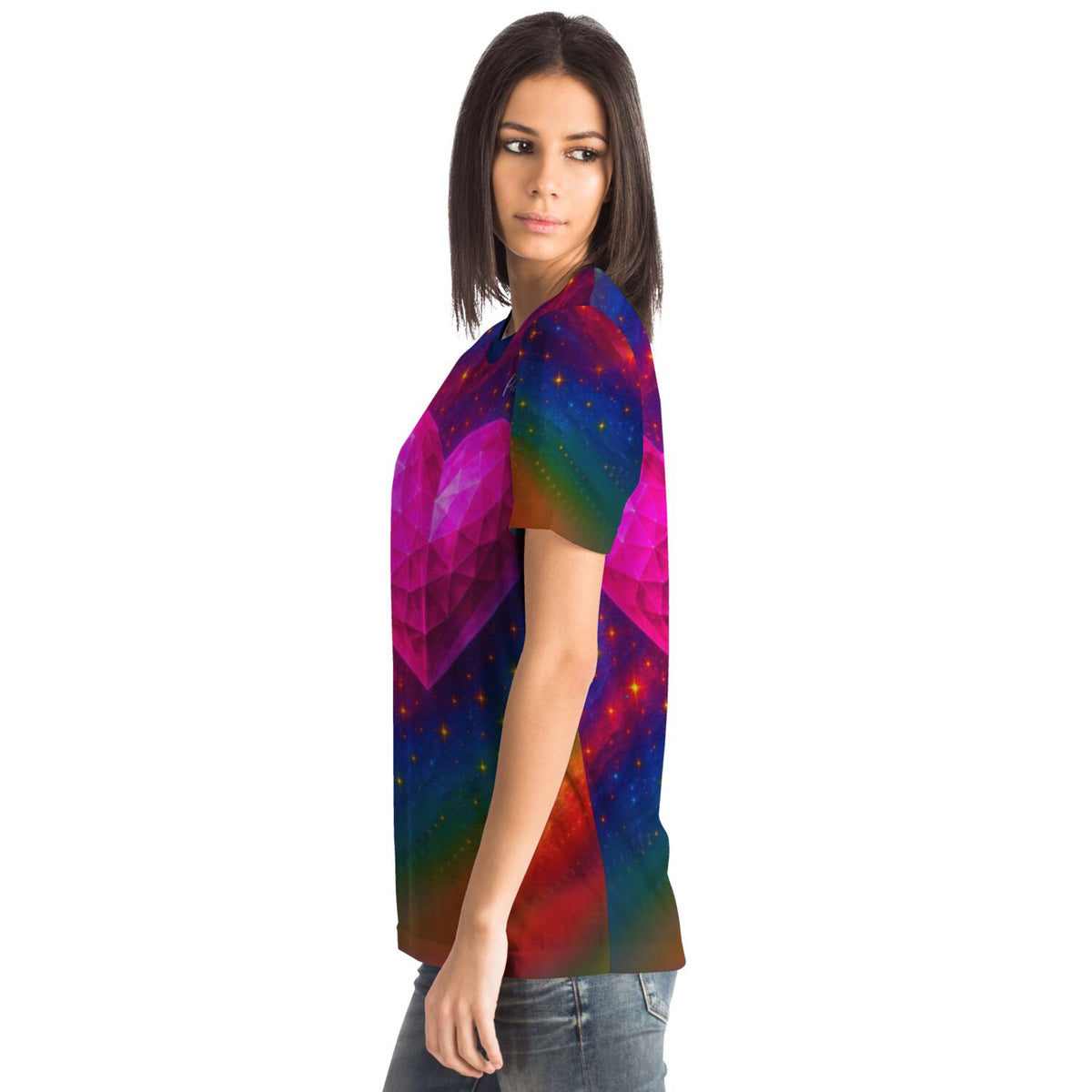 Frau trägt Dreamer T-Shirt mit buntem Herzkristall Motiv im Stil von Diamond Painting und Malen nach Zahlen Designs