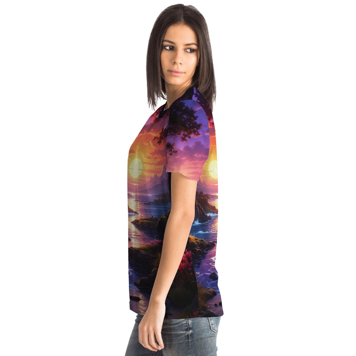 Frau trägt Dreamer T-Shirt Melodie des Lichts mit buntem Sonnenuntergang-Motiv, das an Diamond Painting Kunstwerke erinnert.