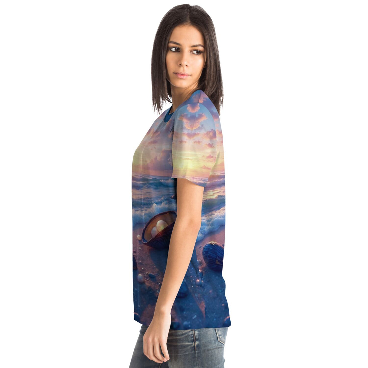 Frau trägt Dreamer T-Shirt Strandliebe mit malerischem Sonnenuntergang am Meer, perfekt wie ein Malen nach Zahlen Motiv.