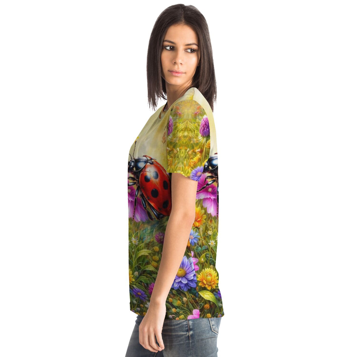 Frau trägt T-Shirt mit Marienkäfer und Blumen Motiv im Stil von Malen nach Zahlen und Diamond Painting Designs