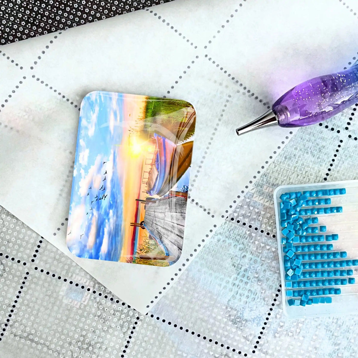Diamond Painting Cover Minder Motiv Sonniger Abend am See mit Magnet auf Leinwand bei der Arbeit