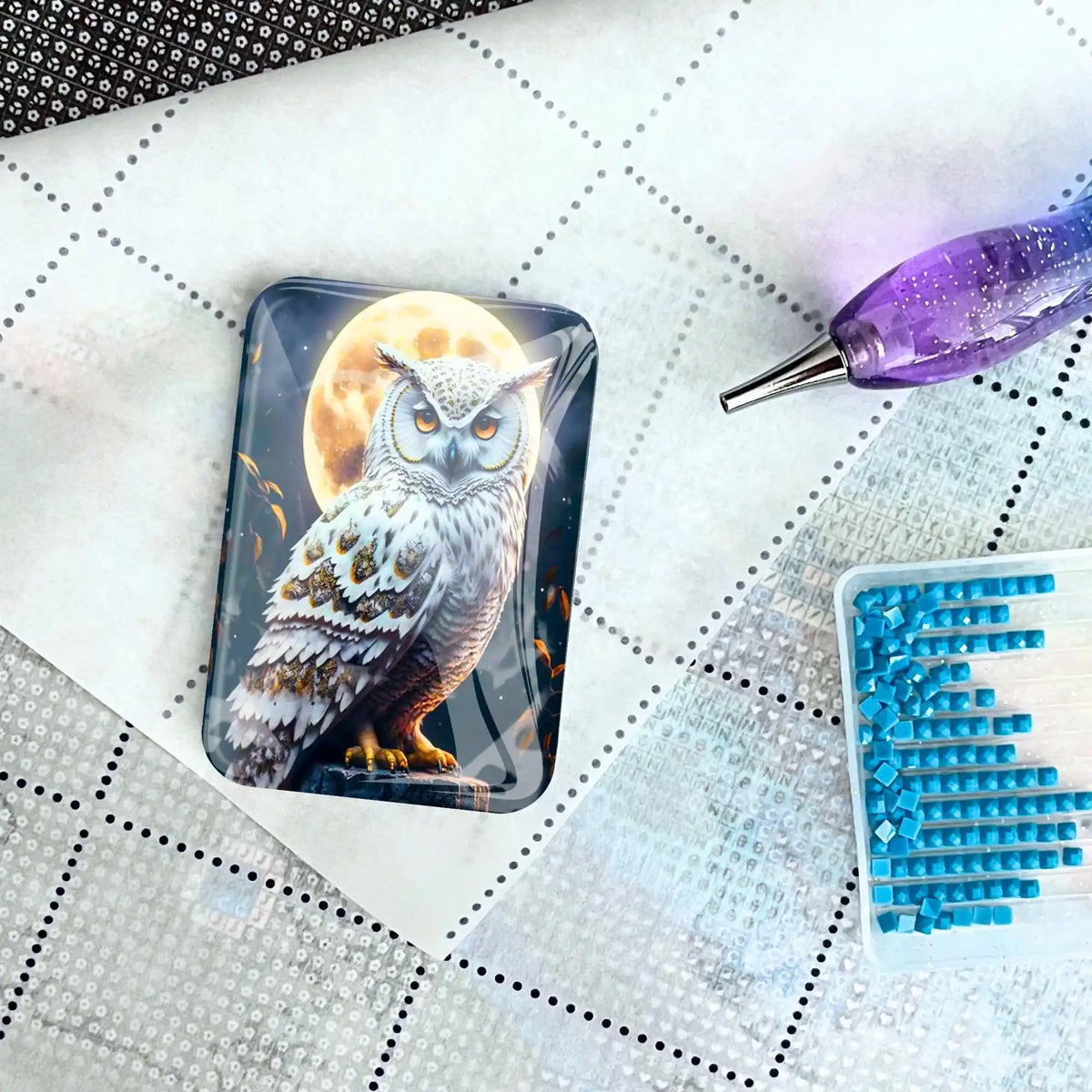 Glas Cover Minder Eule im Mondschein auf einer Diamond Painting Leinwand mit Stift und blauen Diamanten