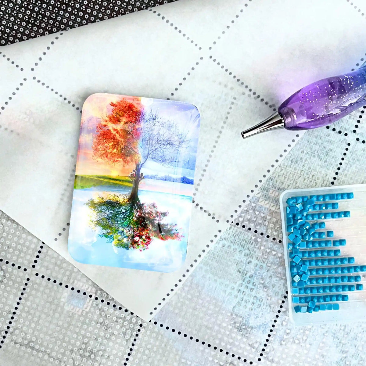 Diamond Painting Cover Minder mit Motiv Baum der 4 Jahreszeiten auf einer Leinwand mit Applikator und Steinchen