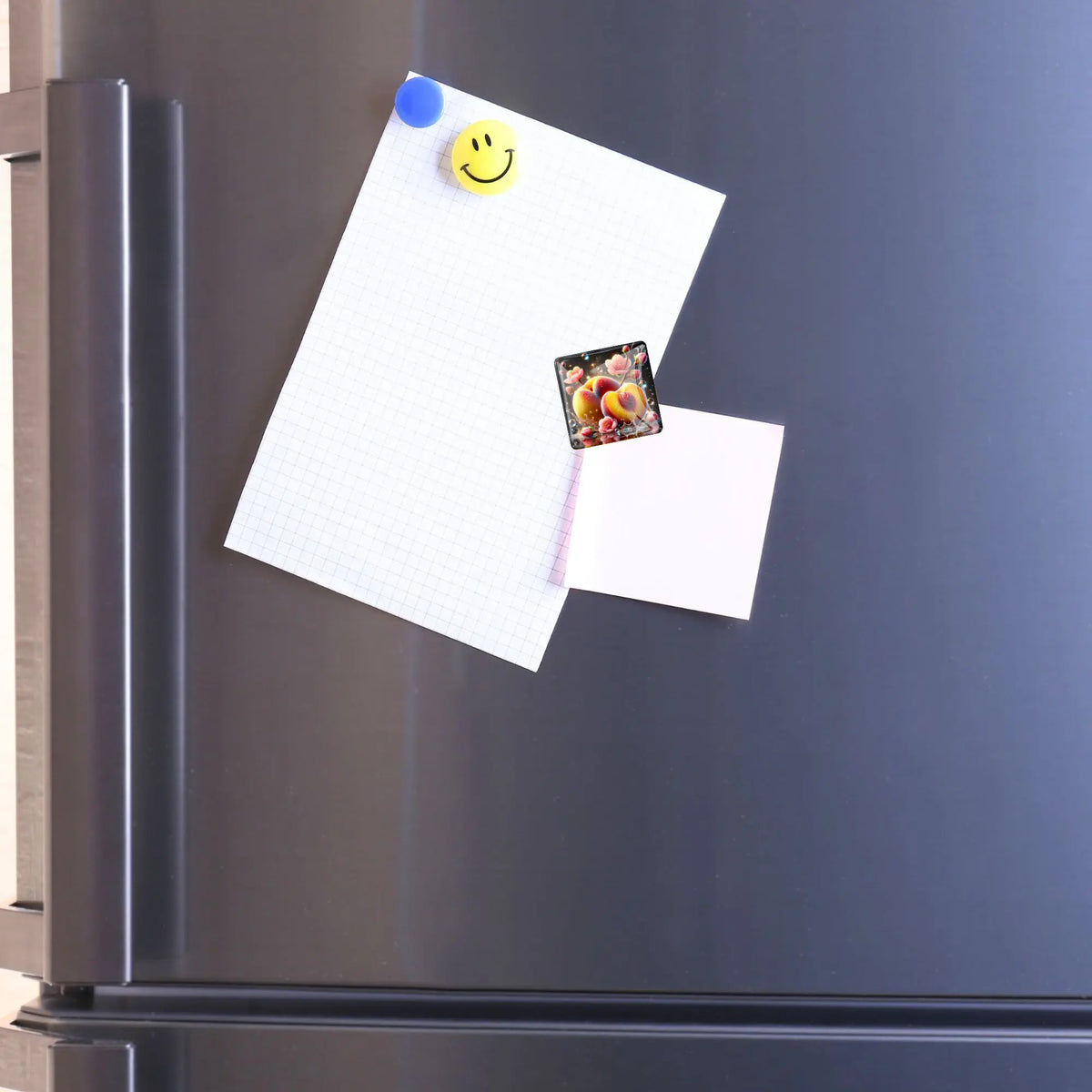 Diamond Painting Cover Minder Motiv Süße Fülle als Zubehör für dein Projekt an einem Kühlschrank befestigt