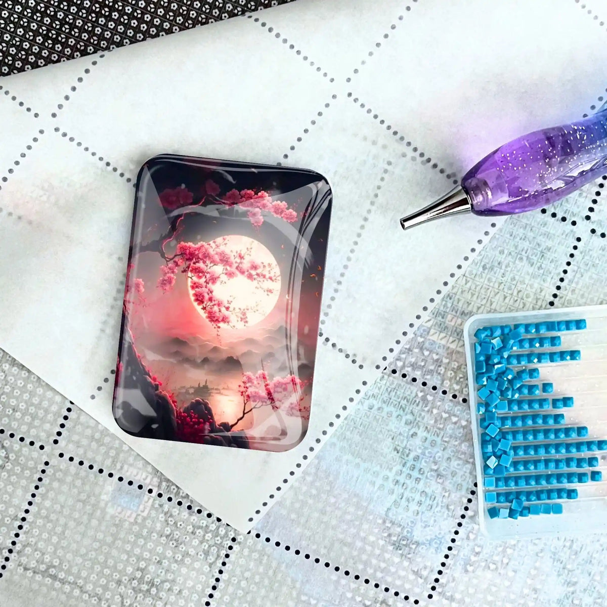 Magischer Coverminder mit Kirschblüten-Motiv auf Diamond Painting Leinwand mit Stift und blauen Diamanten