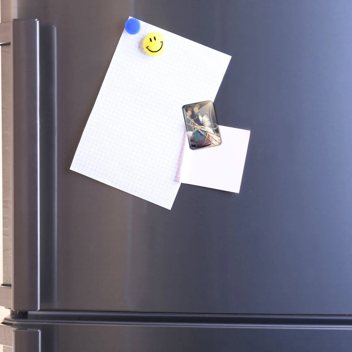 Diamond Painting Cover Minder Wollenträume an einem Kühlschrank, der Papierblätter als magnetischer Helfer fixiert.