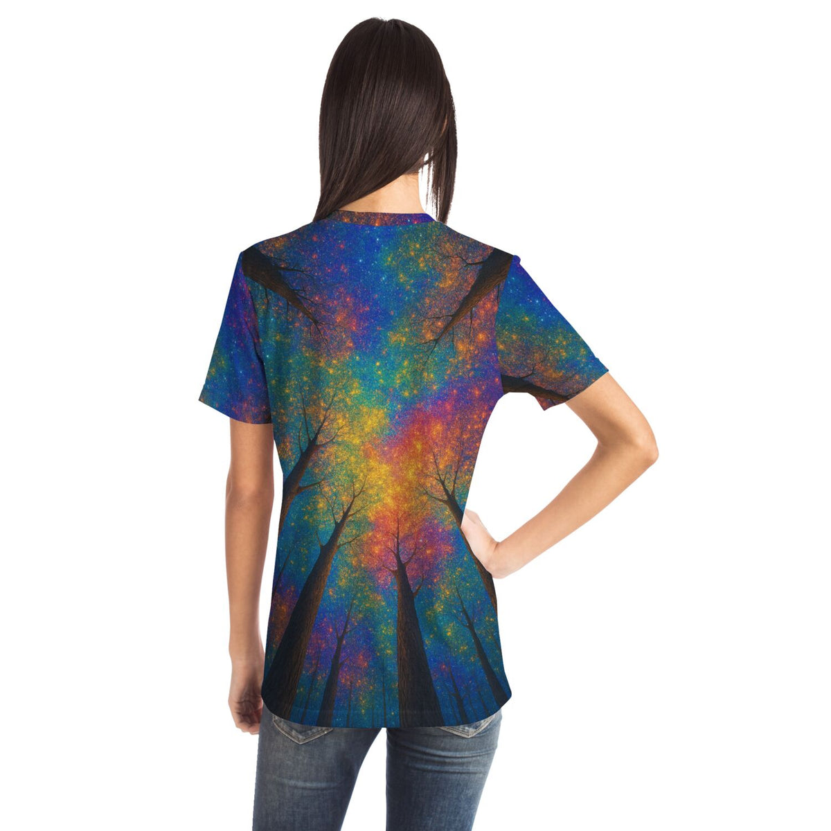 Frau trägt Dreamer T-Shirt mit buntem Regenbogenwald-Motiv, inspiriert durch Diamond Painting und Malen nach Zahlen Stil.