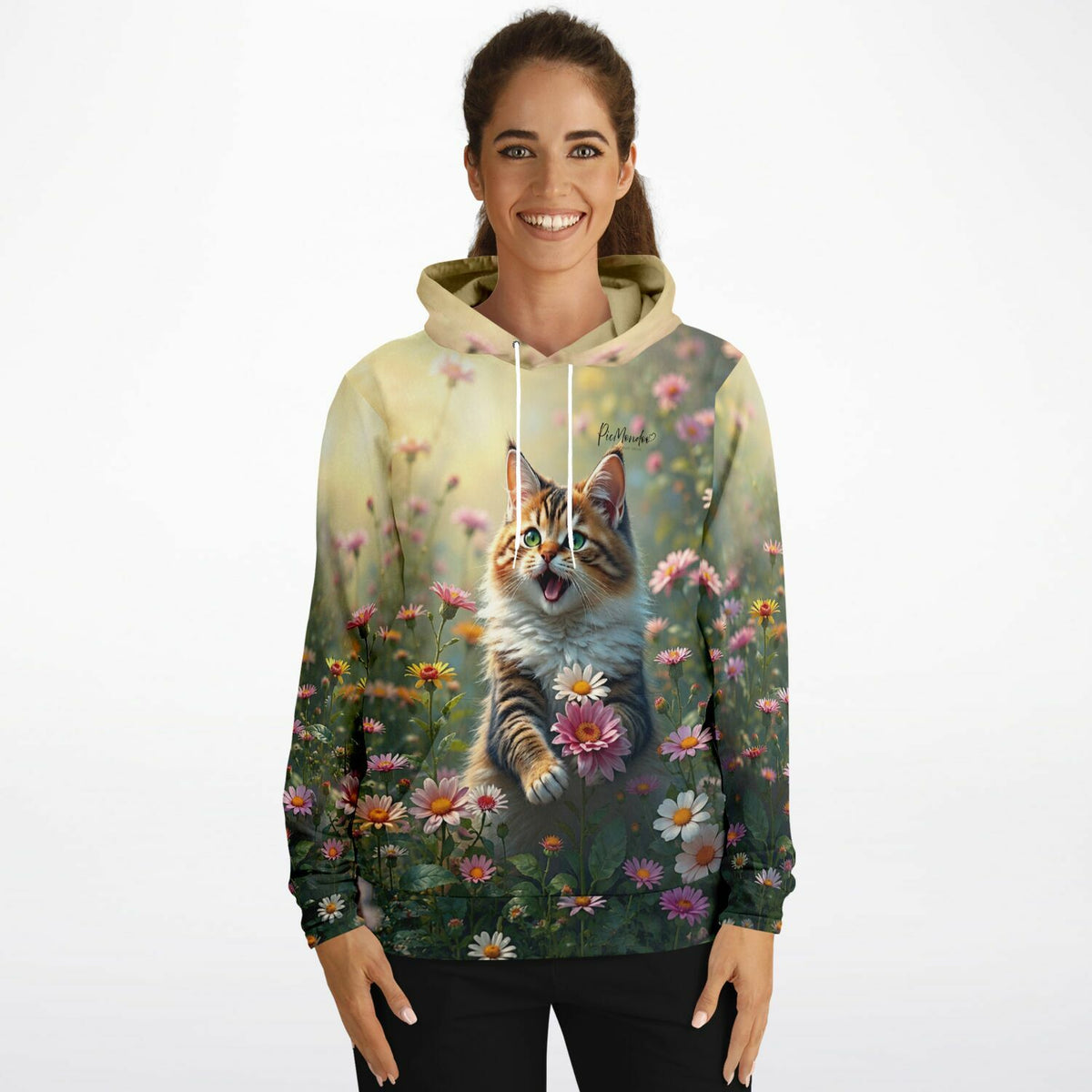 Frau trägt Dreamer Hoodie Lucy mit süßem Katzen-Motiv in bunter Blumenwiese, passend zu Diamond Painting und Malen nach Zahlen