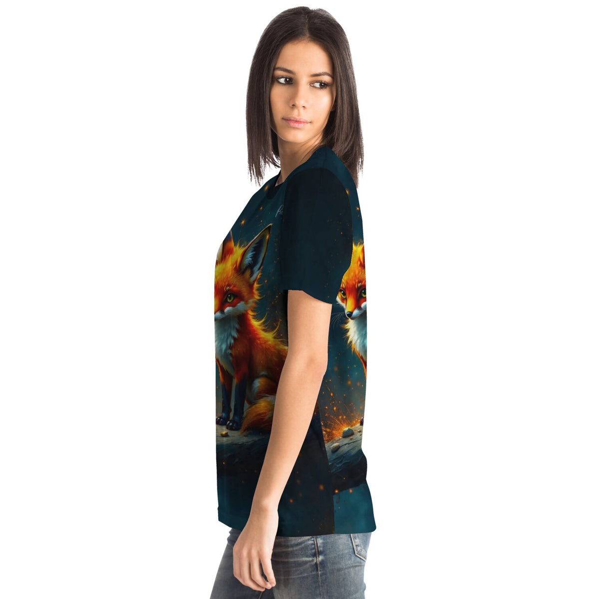 Frau trägt Dreamer T-Shirt mit leuchtendem Fuchs-Motiv, inspiriert von Diamond Painting und Malen nach Zahlen Designs.
