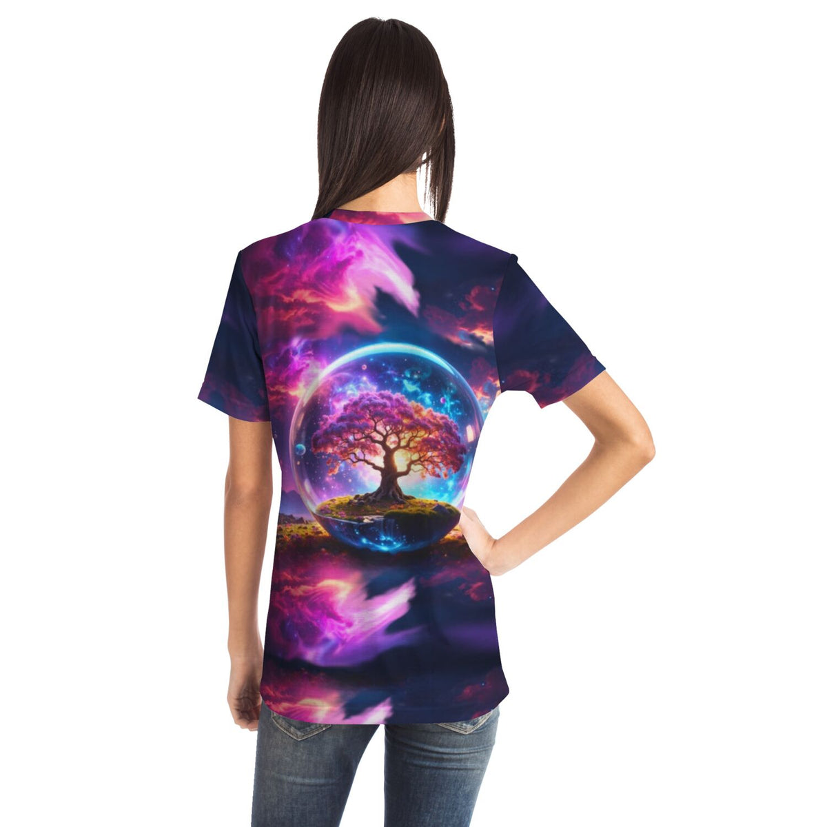 Frau trägt ein T-Shirt mit Arbor Eternis Motiv: leuchtender Baum in einer Glaskugel vor kosmischem Hintergrund